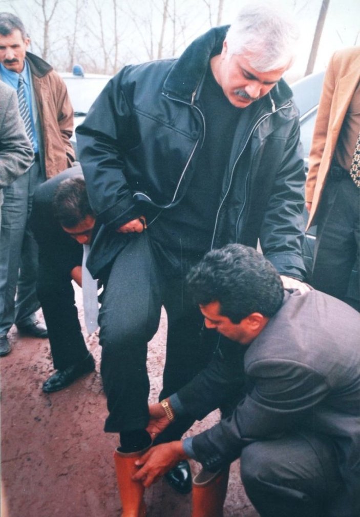 İyi Partili Koray Aydın'ın 99 depreminde polislere çizme giydirdiği görüntüler