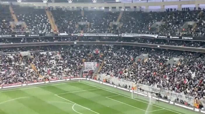 Bir grup Beşiktaş taraftarından ‘Hükümet istifa’ tezahüratı