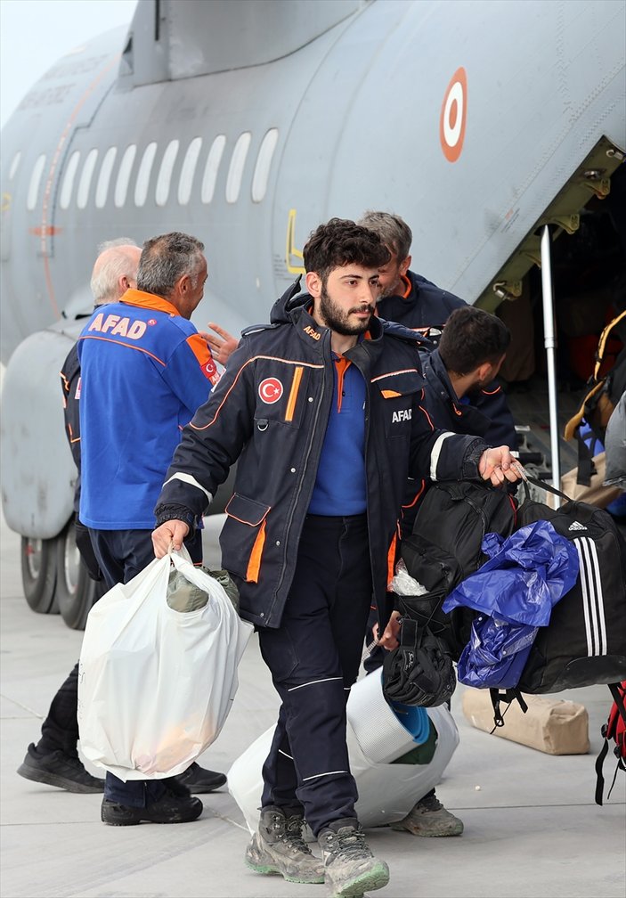 Deprem bölgesinde görev yapan AFAD ve sağlık ekipleri askeri uçakla İstanbul'a getirildi