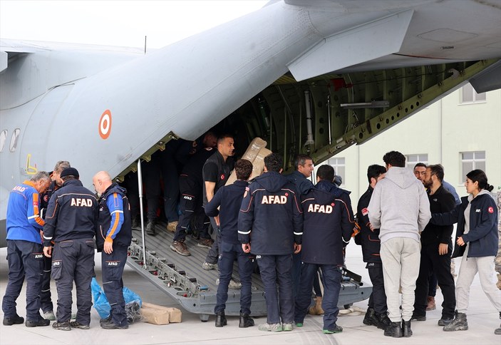Deprem bölgesinde görev yapan AFAD ve sağlık ekipleri askeri uçakla İstanbul'a getirildi