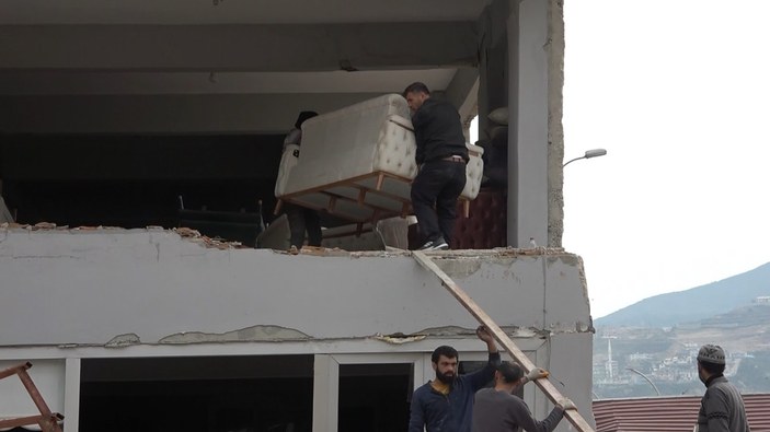 Hatay'da 5 kişi ağır hasarlı mobilya dükkanından eşya tahliyesi yaptı