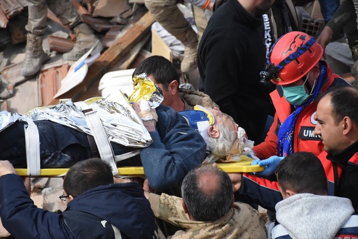 Malatya depreminde yıkılan binanın altında kalan vatandaş kurtarıldı