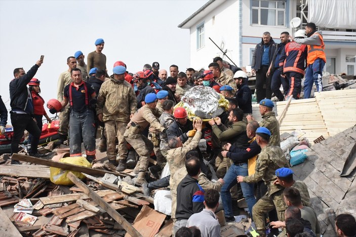 Malatya depreminde yıkılan binanın altında kalan vatandaş kurtarıldı