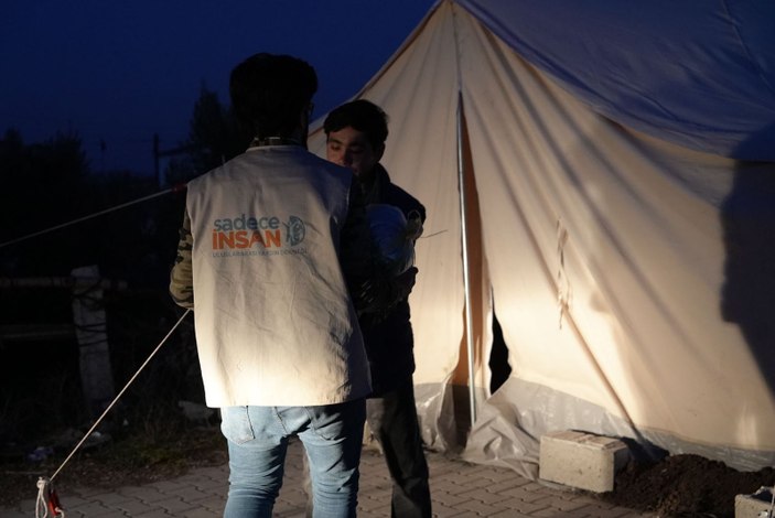 Sadece İnsan Derneği, 11 ildeki depremzedelerin yardımına koştu