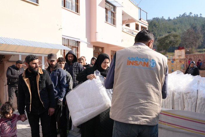 Sadece İnsan Derneği, 11 ildeki depremzedelerin yardımına koştu