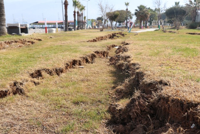 Depremin Hatay'a etkisi... Sahil bandında yarıklar oluştu