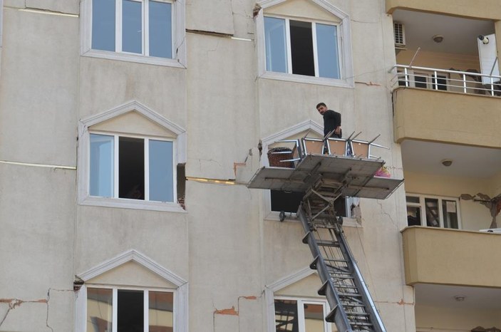 Depremin merkezi Kahramanmaraş'ta hasarlı binalardan eşyalar tahliye ediliyor