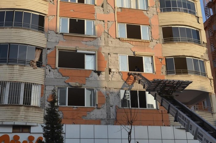Depremin merkezi Kahramanmaraş'ta hasarlı binalardan eşyalar tahliye ediliyor