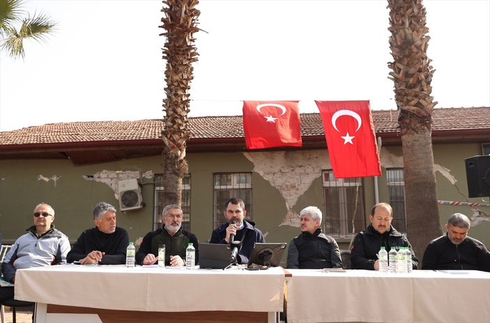 Murat Kurum Hatay'da yeni kurulacak konutlar için depremzedelerle bir araya geldi