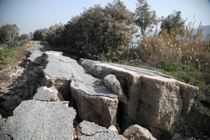 Hatay’ın kuş cennetindeki yolun 2 kilometresi depremde yarıldı