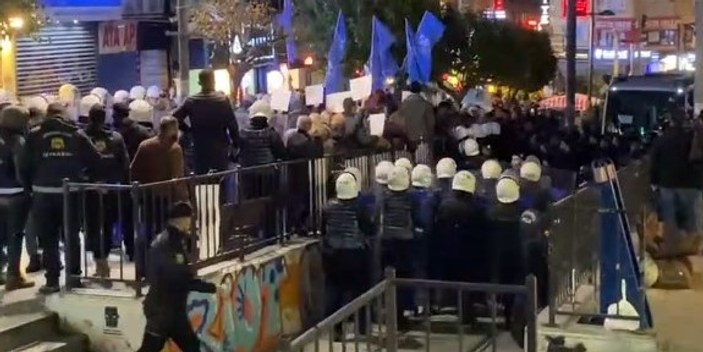 İstanbul Kadıköy'de toplanan muhalif grup 'Hükümet istifa' sloganları attı