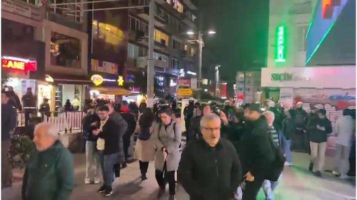 İstanbul Kadıköy'de toplanan muhalif grup 'Hükümet istifa' sloganları attı