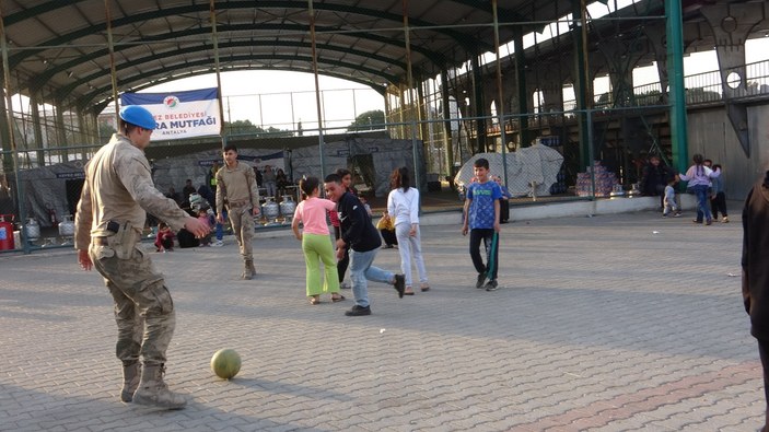 Osmaniye'de Mehmetçik ve depremzede çocukların moral maçı