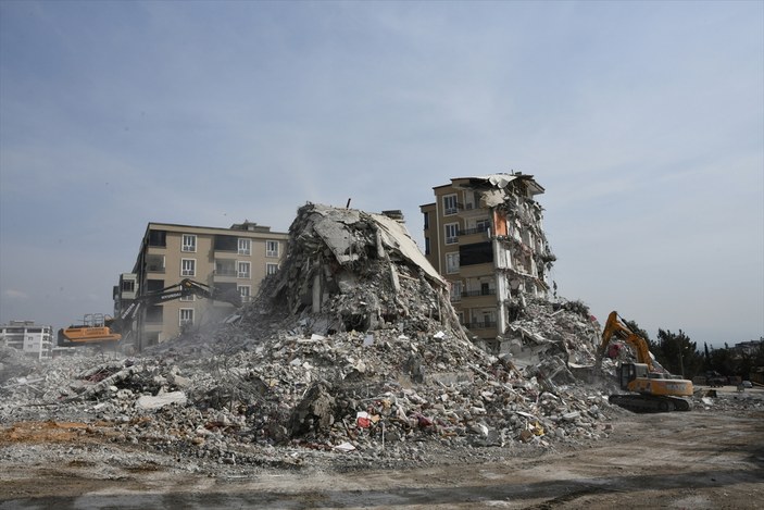 Depremin vurduğu Nurdağı ilçesinde ağır hasarlı binalar yıkılıyor