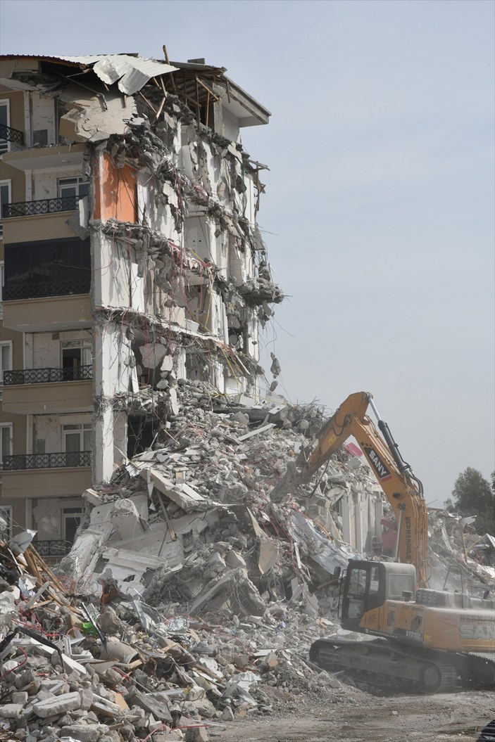 Depremin vurduğu Nurdağı ilçesinde ağır hasarlı binalar yıkılıyor