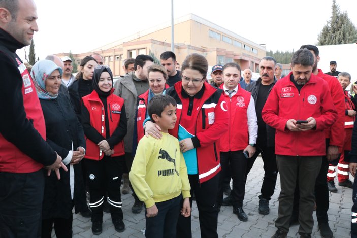 Derya Yanık, Kahramanmaraş'ta konteynır kentte incelemelerde bulundu