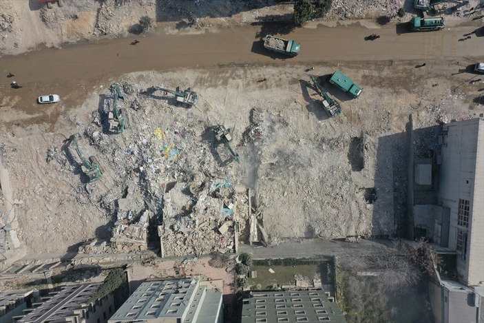Enkaz şehri Hatay'da kaldırma çalışmaları aralıksız devam ediyor