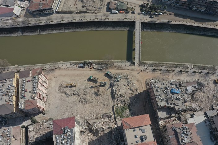 Enkaz şehri Hatay'da kaldırma çalışmaları aralıksız devam ediyor