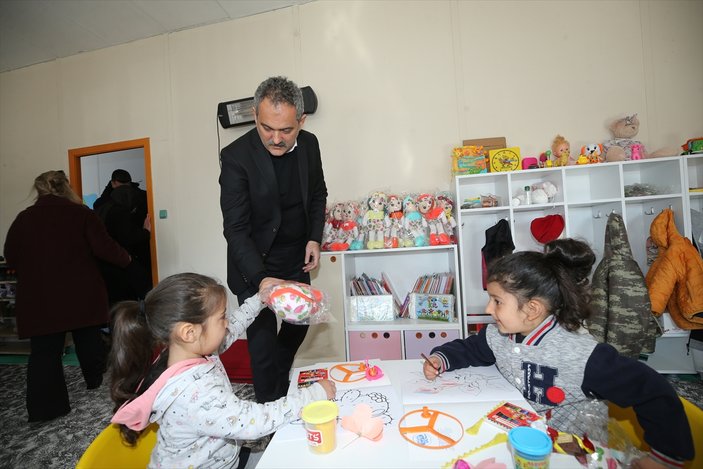 Mahmut Özer açıkladı... Depremde yakınlarını kaybeden öğrencilere yıl sonuna kadar burs verilecek