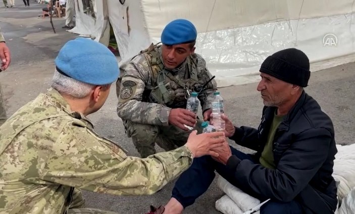 Malatya'da depremzedelerin yaralarını Mehmetçik sarıyor