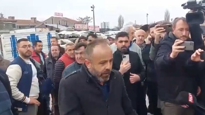 Saadet Partisi Genel Merkezi önünde Meral Akşener'e tepki gösterildi