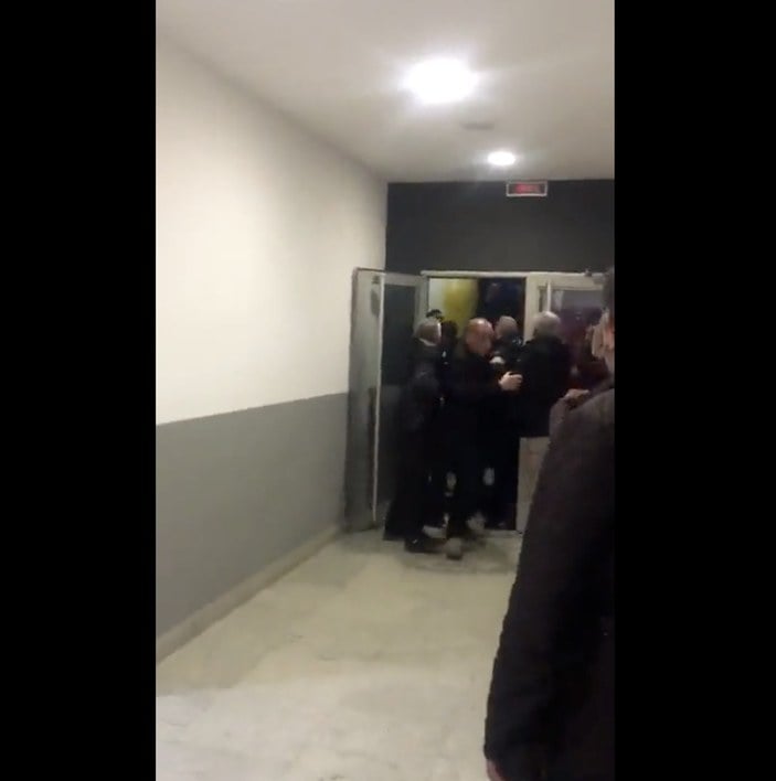 Ümit Özdağ’a Kayserispor taraftarından tepki: Tuvalete kaçmak zorunda kaldı