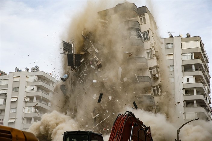 Adana'da depremde hasar gören 14 katlı apartman kontrollü şekilde yıkıldı