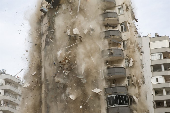 Adana'da depremde hasar gören 14 katlı apartman kontrollü şekilde yıkıldı