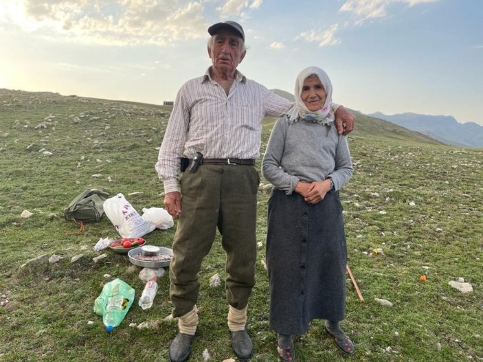 Artvin'de yoğun kar devam ediyor... Kesilen elektriğin ardından yaşlı çiftle drone iletişimi