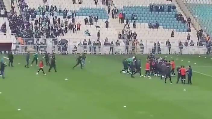 Bursaspor - Amedspor maçı öncesinde futbolcular kavga etti
