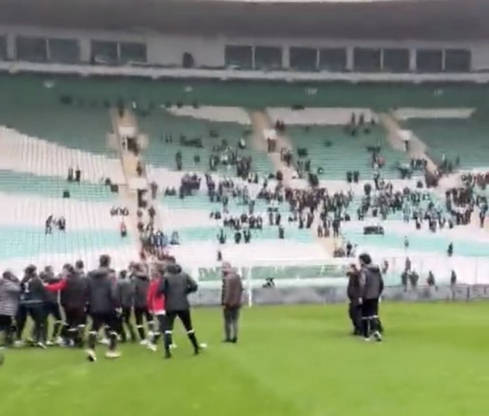 Bursaspor - Amedspor maçının öncesinde futbolcular kavga etti