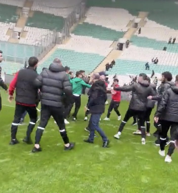 Bursaspor - Amedspor maçının öncesinde futbolcular kavga etti