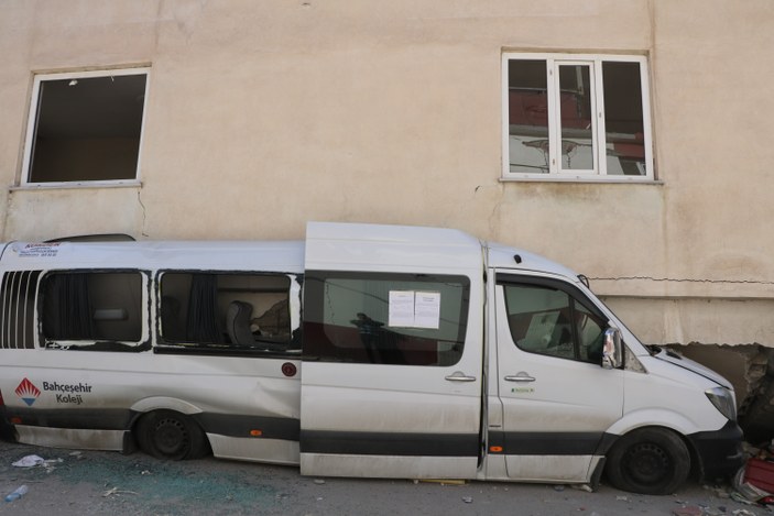Kahramanmaraş'ta binanın yıkılışını servis minibüsü engelledi