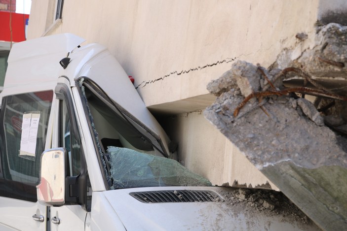 Kahramanmaraş'ta binanın yıkılışını servis minibüsü engelledi