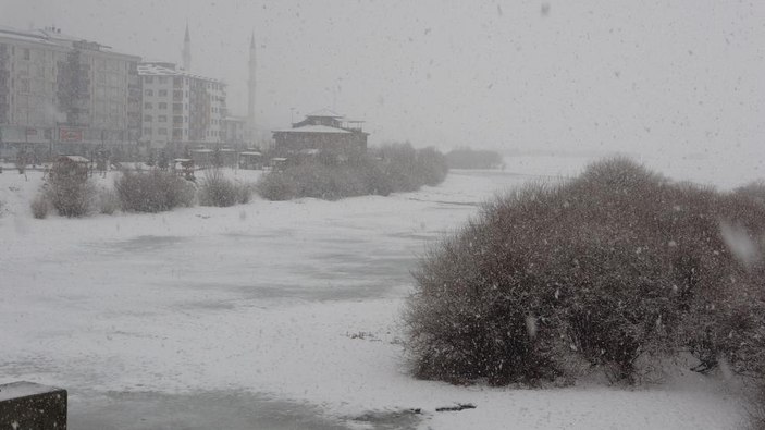 Kar bir kez daha yüzünü gösterdi! Mart ayında Ardahan'a kar kalınlığı 8 santimetre oldu