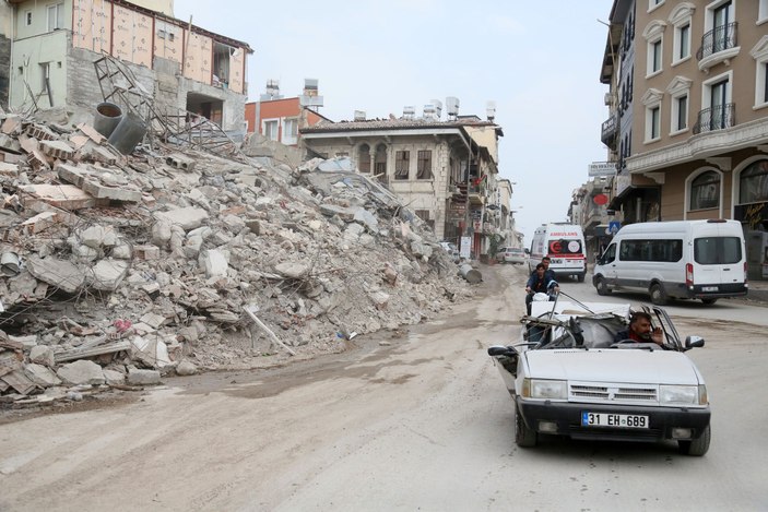 Sadece motoru sağlam kalan aracı 'deprem hatırası' oldu #2