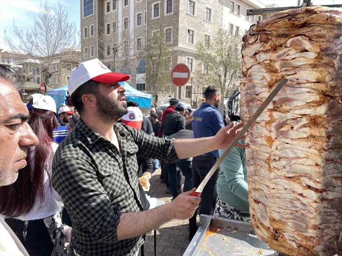 Sivaslı esnaftan Adıyaman'daki depremzedelere bir ton tavuk döner