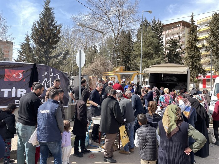 Sivaslı esnaftan Adıyaman'daki depremzedelere bir ton tavuk döner