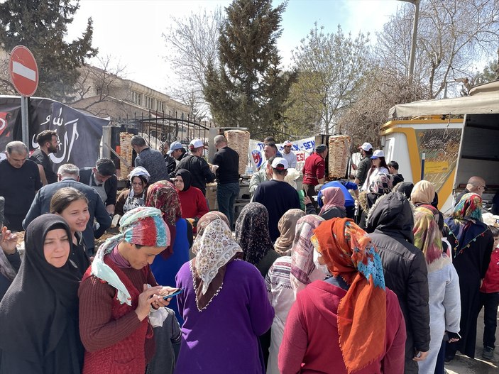 Sivaslı esnaftan Adıyaman'daki depremzedelere bir ton tavuk döner