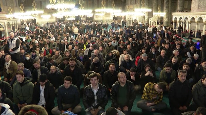 Berat Kandili nedeniyle Ayasofya Camii'ne akın edildi