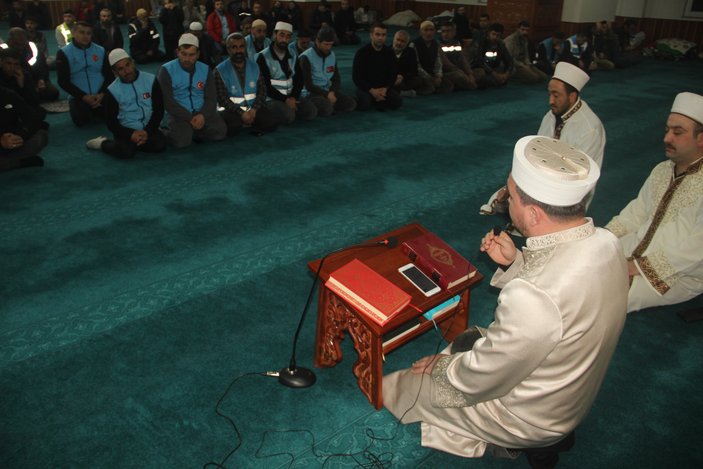 Berat Kandili nedeniyle Ayasofya Camii'ne akın edildi