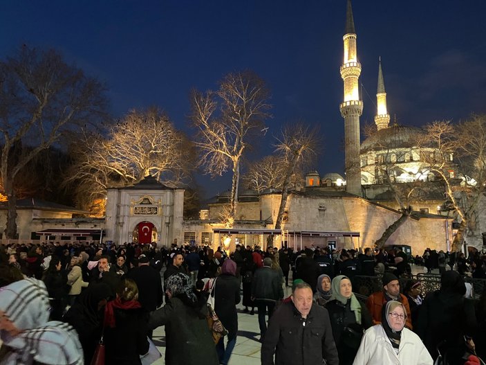 Berat Kandili nedeniyle Ayasofya Camii'ne akın edildi