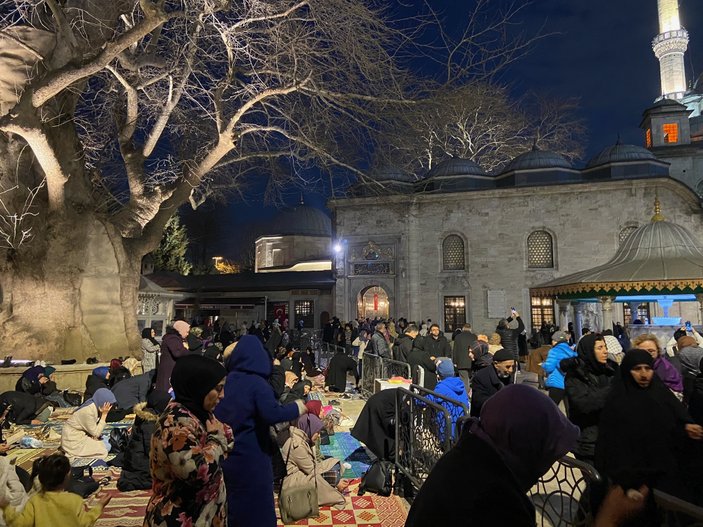 Berat Kandili nedeniyle Ayasofya Camii'ne akın edildi