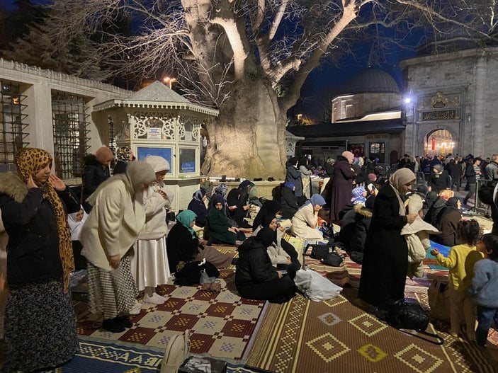 Berat Kandili nedeniyle Ayasofya Camii'ne akın edildi