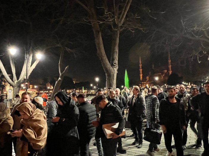 Berat Kandili nedeniyle Ayasofya Camii'ne akın edildi