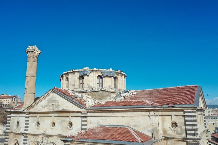 Gaziantep'te tarihi cami depreme dayanamadı