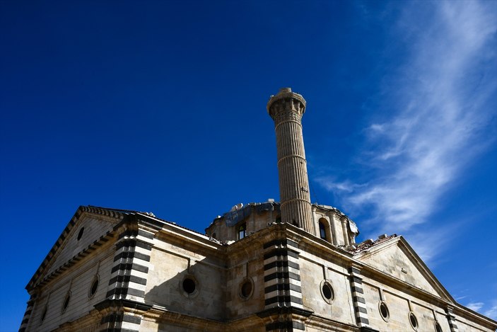 Gaziantep'te tarihi cami depreme dayanamadı