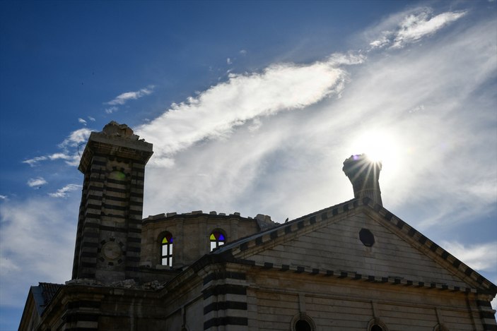 Gaziantep'te tarihi cami depreme dayanamadı