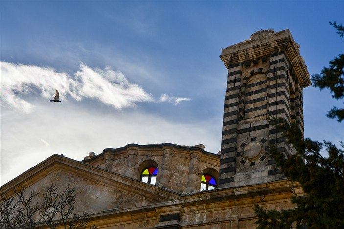 Gaziantep'te tarihi cami depreme dayanamadı