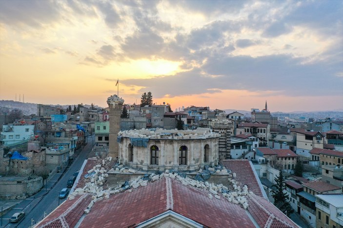 Gaziantep'te tarihi cami depreme dayanamadı